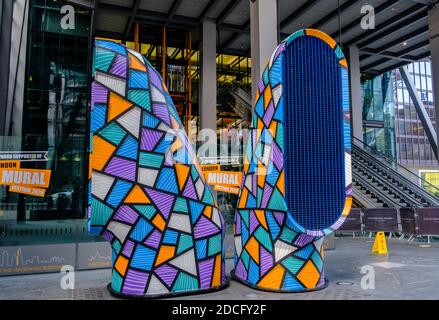 Eine farbenfrohe Kreation von DRT, abstrakt fokussierter Straßenkünstler, auf den Lufttrompeten Leadenhall im Rahmen des London Mural Festival 2020. Stockfoto