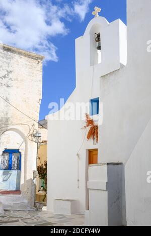 Traditionelle griechische Kirche in Lefkes Dorf auf Paros Insel, Kykladen, Griechenland Stockfoto