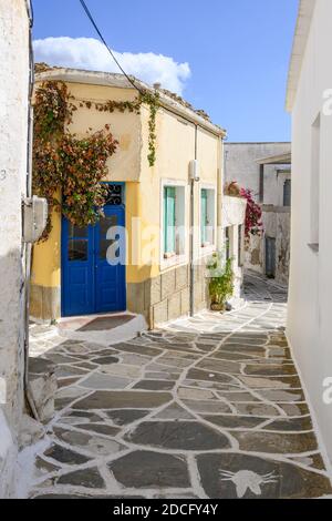 Straße mit typisch griechischer Architektur in Lefkes Dorf auf Paros Insel Stockfoto