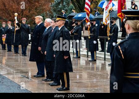 ARLINGTON, VA, USA - 11. November 2020 - Präsident Donald J. Trump und Vizepräsident Mike Pence, zusammen mit Veterans Affairs Secretary Robert Wilkie an Stockfoto