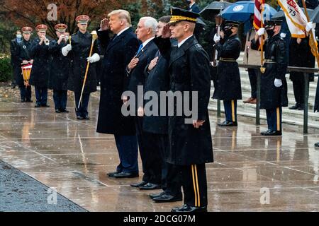 ARLINGTON, VA, USA - 11. November 2020 - Präsident Donald J. Trump und Vizepräsident Mike Pence, zusammen mit Veterans Affairs Secretary Robert Wilkie an Stockfoto