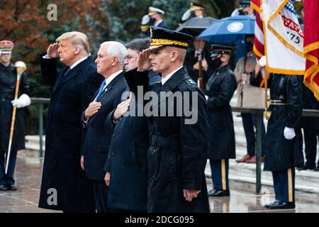 ARLINGTON, VA, USA - 11. November 2020 - Präsident Donald J. Trump und Vizepräsident Mike Pence, zusammen mit Veterans Affairs Secretary Robert Wilkie an Stockfoto