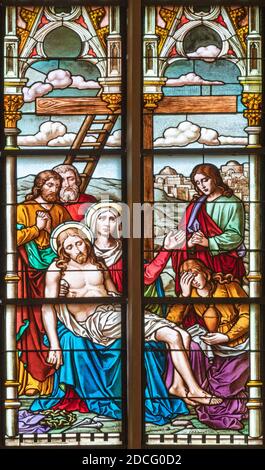 WIEN, AUSTIRA - 22. OKTOBER 2020: Die Pieta auf der Glasmalerei in der Laurentiuskirche von Arbeitsräumen aus Tschechien und Österreich. Stockfoto