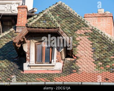 Altes abgenutztes Gebäude oder Haus mit roten Ziegeldachziegeln in Bukarest. Stockfoto