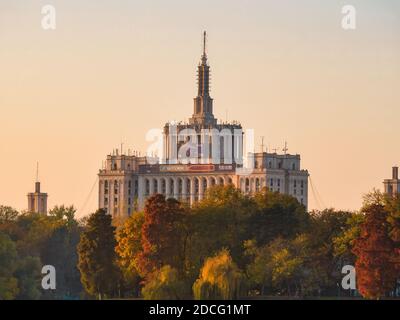 Bukarest/Rumänien - 11.08.2020: Das Haus der Freien Presse in Bukarest vom Herestrau Park oder König Mihai I Park aus gesehen Stockfoto