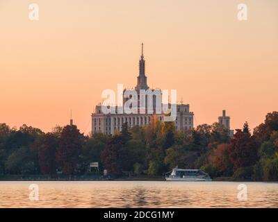 Bukarest/Rumänien - 11.08.2020: Das Haus der Freien Presse in Bukarest vom Herestrau Park oder König Mihai I Park aus gesehen Stockfoto