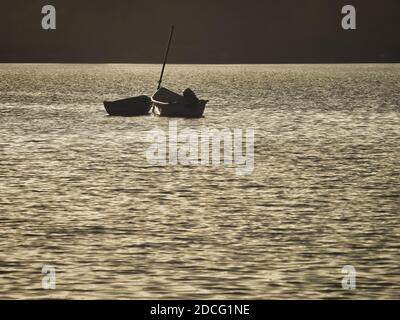 Zwei verlassene Fischerboote in der Mitte eines Sees. Stockfoto