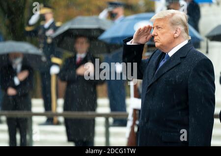 ARLINGTON, VA, USA - 11. November 2020 - Präsident Donald J. Trump und Vizepräsident Mike Pence, zusammen mit Veterans Affairs Secretary Robert Wilkie an Stockfoto