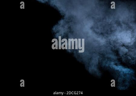 Blauer Rauch und Staub auf schwarzem Hintergrund Stockfoto