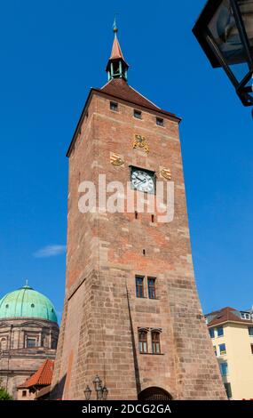 Der Weiße Turm und St. Elisabeth, Nürnberg, Bayern, Deutschland, Europa Stockfoto