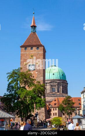 Der Weiße Turm und St. Elisabeth, Nürnberg, Bayern, Deutschland, Europa Stockfoto