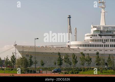 Großer Ozeanliner dockte in Rotterdam in den Niederlanden an Stockfoto