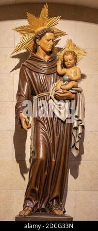 WIEN, AUSTIRA - 22. OKTOBER 2020: Die geschnitzte polychrome Statue des heiligen Antonius von Padua in der Laurentiuskirche von Ende 19. Jh. Stockfoto