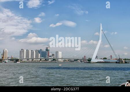 Blick auf die Skyline von Rotterdam mit der Erasmus-Brücke und dem Maze In den Niederlanden Stockfoto