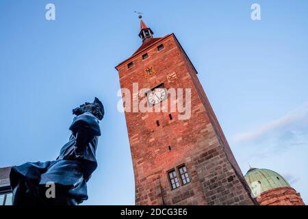 Ehe-Brunnen vor dem weißen Turm, Nürnberg, Bayern, Deutschland, Europa Stockfoto