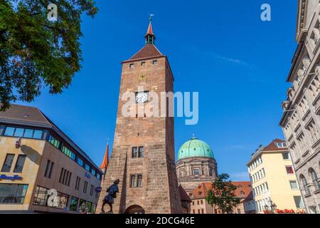 Ehe-Brunnen vor dem weißen Turm, Nürnberg, Bayern, Deutschland, Europa Stockfoto