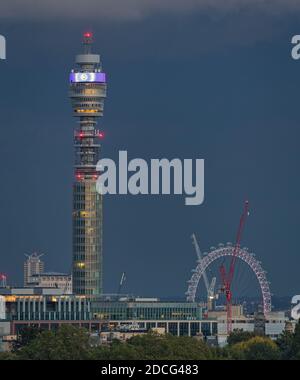 London Skyline kurz nach Sonnenuntergang mit dem BT Tower und Das London Eye im Hintergrund Stockfoto