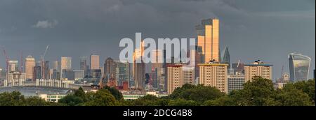 Die Panorama-Skyline der Stadt London und weiter Von Primrose Hill entfernt Stockfoto