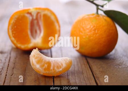 Obst - Mandarinenkeil auf Holztisch Stockfoto