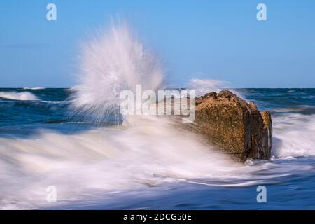 Bunker bleibt an einem stürmischen Tag an der Ostsee. Stockfoto