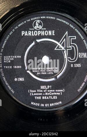7-Zoll-Vinyl-Single von Help! Von den Beatles, veröffentlicht auf dem Label Parlophon im Jahr 1965 Stockfoto