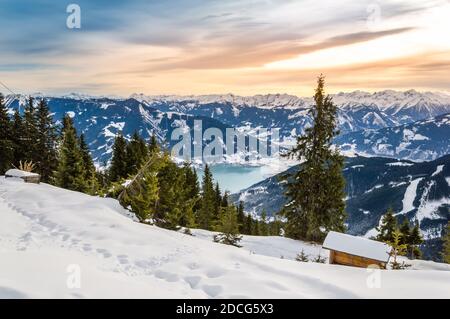 Zell am See und Schmitten Stadt am Zeller See im Winter. Blick vom Schmittenhohe Berg, verschneite Skiabfahrt in den Alpen, Österreich Stockfoto