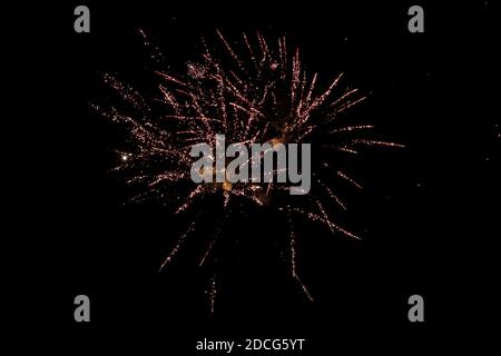 Buntes Feuerwerk am schwarzen Himmel. Real Fireworks on Deep Black Background Sky on Fireworks Festivalshow vor dem Unabhängigkeitstag am 4. Juli Stockfoto