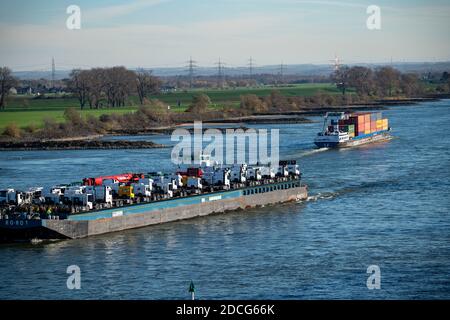 Frachtschiff auf dem Rhein, bei Krefeld, Spezialfrachter für Fahrzeuge, Schubeinheit Vera/RoRo1, transportiert Neufahrzeuge, hier LKW-Traktoren und mobil Stockfoto