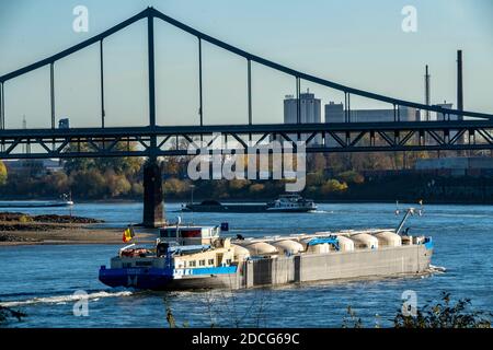 Rheinbrücke bei Krefeld-Uerdingen, Frachtschiffe auf dem Rhein, belgisches Tanker-Frachtschiff Tarsis, bei Krefeld, NRW, Deutschland, Stockfoto