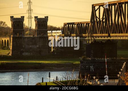 Hochfeldbahnbrücke bei Duisburg über den Rhein, alter Brückenturm, bei Duisburg, NRW, Deutschland, Stockfoto