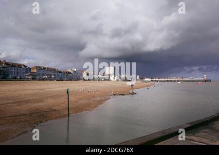 Dunkelgrauer Sturmhimmel, wenn sich Wolken über der Herne Bay sammeln Kent England Großbritannien Stockfoto