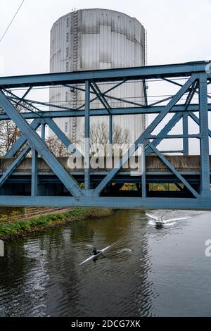 Der Rhein-Herne-Kanal in Oberhausen, Oberhausen Gasometer bei Renovierung, Ruderboot, Training, NRW, Deutschland, Stockfoto