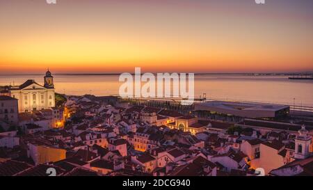 Blick auf den Alfama und den Tejo in Lissabon, Portugal Stockfoto