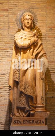 ZARAGOZA, SPANIEN - 3. MÄRZ 2018: Die Statue von Santa Engracia in der Kirche St. Basílica de Santa Engracia. Stockfoto