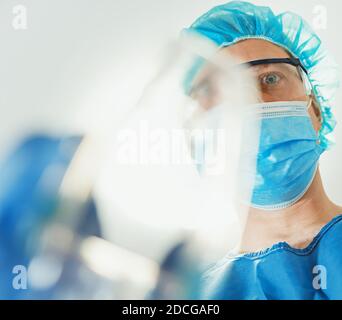 Männlicher Anästhesist, der dem Patienten Gasmaske gibt. Stockfoto