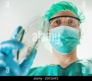 Männlicher Anästhesist, der dem Patienten Gasmaske gibt. Stockfoto