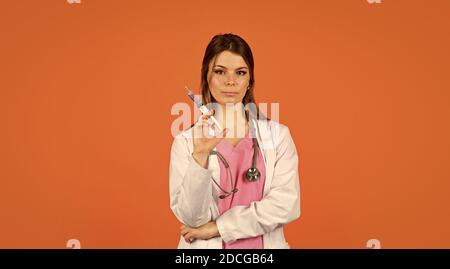 Krankenschwester macht Injektion. Gesundheitsangestellter wählt Impfstoff in Spritze. Arzt oder Therapeut, der Impfstoff gegen Virus verabreicht. Coronavirus-Epidemie aus china. Frauenarzt verwenden Spritze. Stockfoto