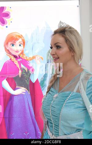 Kostüm fancy Kleid Charaktere, schöne blonde Frau als Elsa aus dem Film Frozen gekleidet Stockfoto