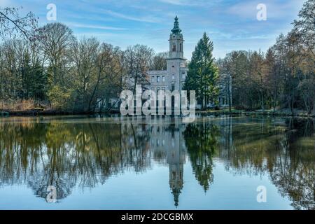 Wandlitz, Brandenburg, Gemany - 16. februar 2019: Ruinen der historischen Dammsmühle-Burg auf der anderen Seeseite bei Wandlitz in Brandenburg Stockfoto