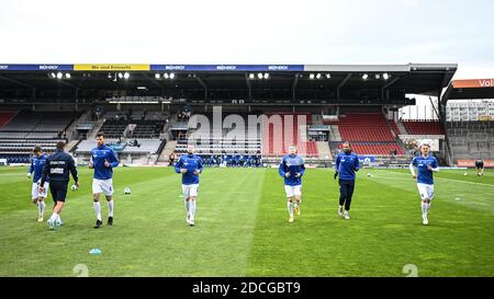 Braunschweig, Deutschland. November 2020. Marvin Wanitzek (KSC), Lukas Froede (KSC), Jerome Gondorf (KSC), Philip Heise (KSC), Daniel Gordon (KSC) und Marco Thiede (KSC) (von links) wärmen sich auf. GES/Fußball/2. Bundesliga: Eintracht Braunschweig (Braunschweig) - Karlsruher SC, 21. November 2020 Fußball/Fußball: 2. Liga: Eintracht Braunschweig (Braunschweig) vs Karlsruher Sport-Club, Braunschweig, 21. November 2020 zur Nutzung weltweit Credit: dpa/Alamy Live News Stockfoto