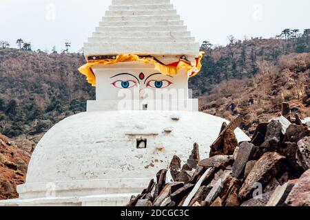 Schöne traditionelle weiße Stein Stupa mit Budda Augen im Himalaya, Nepal. Stockfoto