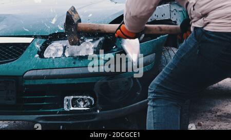 Nahaufnahme, Mann Hand brechen Auto Lichter mit großen Hammer. Hochwertige Fotos Stockfoto