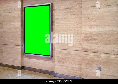 Wand mit Licht Display Anzeigetafel in Stahlrahmen - Grüne Farbe Werbung Mock up Stockfoto