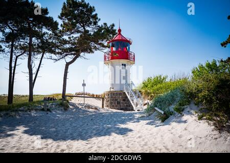 Rot weißer Leuchtturm an der Küste Stockfoto