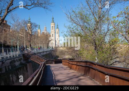 ZARAGOZA, SPANIEN - 2. MÄRZ 2018: Die Basilika del Pilar mit dem Ebro-Fluss im Morgenlicht. Stockfoto