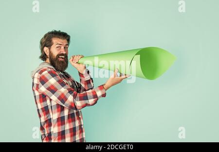Propaganda oder Wahrheit. Freier Mann, der in das Megaphon schreit. Schöner Mann, der durch Lautsprecher schreit. Laute Ansage. Nicht schweigen. Abstimmen. Drängen Sie die Öffentlichkeit. Scheuen Sie sich nicht, Ihre Meinung zu äußern. Stockfoto