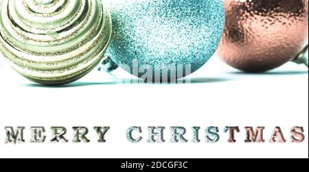 Bunte Christbaumkugeln isoliert auf weißem Hintergrund. Weihnachtskarte Konzept. Weihnachten banner Idee. Stockfoto