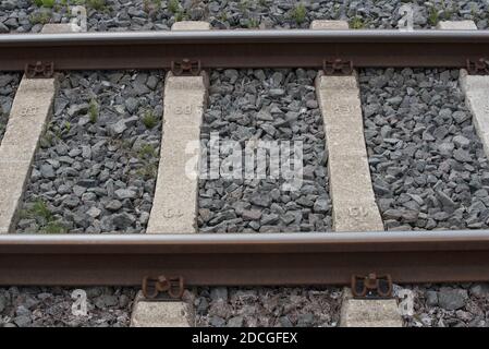 Gleissystem auf Betonschwellen und Steinen, Transport und Zugverkehr Stockfoto