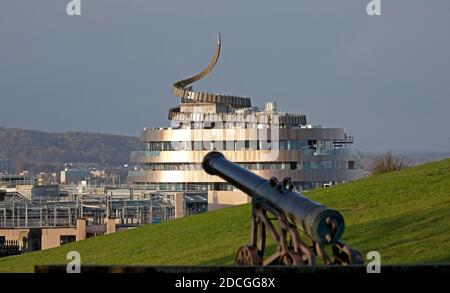 Princes Street und Calton Hill, Edinburgh, Schottland, Großbritannien. 21. November 2020. Sonnenschein und Duschen mit stürmischen Winden für diejenigen auf Calton Hill. Im Bild: Die obere Hälfte des neuen St. James Quarter Gebäudes, das von der Calton Hill Kanone aus gesehen wird, soll Ostern 2021 eröffnet werden und ist nun aus verschiedenen Blickwinkeln auf der Skyline von Edinburgh zu sehen. Quelle: Arch White/Alamy Live News. Stockfoto