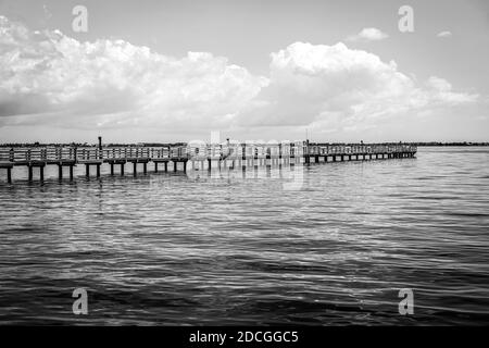 Die Angelpiers auf Charlotte Harbor im Südwesten Floridas in schwarz und weiß. Stockfoto